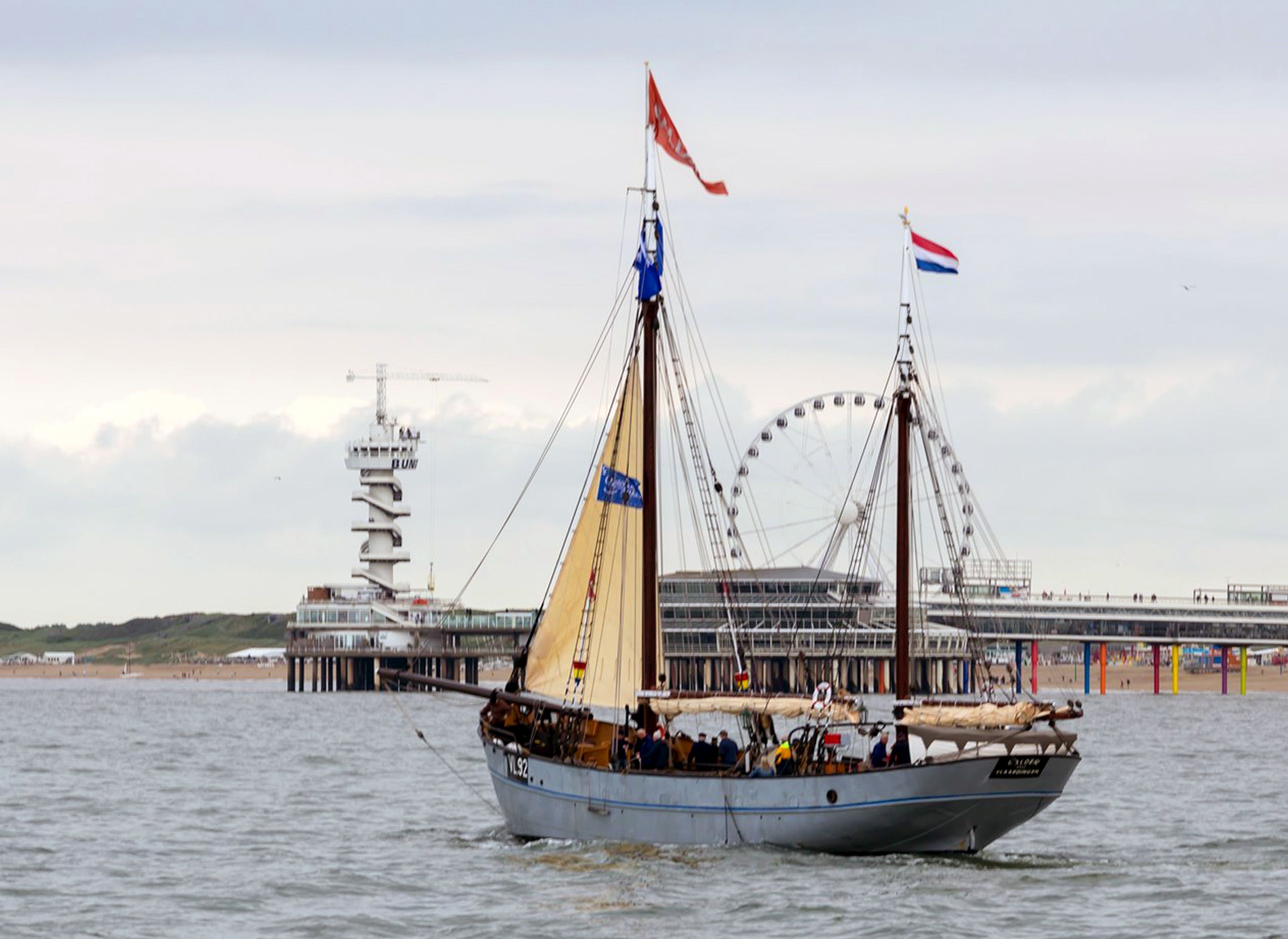 Zeillogger. VL. 92 Balder. met de Scheveningse vlag. foto Bart Westerduin